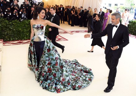 George Clooney und Amal Clooney Das Costume Institute des Metropolitan Museum of Art feiert die Eröffnung von Heavenly Bodies: Fashion and the Catholic Imagination, Arrivals, New York, United Staaten – 7. Mai 2018“ decoding=